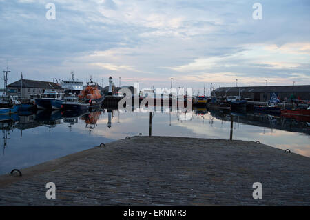 Le port de Kirkwall, Orkney, au coucher du soleil, de l'Écosse Banque D'Images