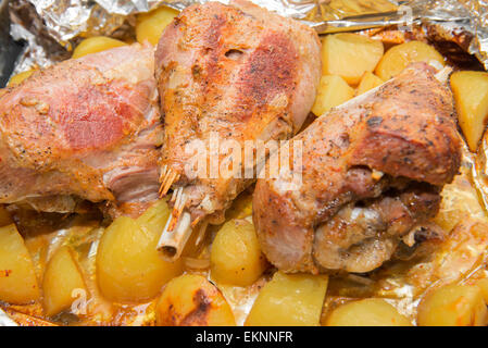 Avec le dîner au four dans la cuisse d'aluminium et les pommes de terre en Turquie Banque D'Images