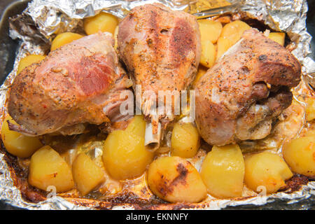 Avec le dîner au four dans la cuisse d'aluminium et les pommes de terre en Turquie Banque D'Images