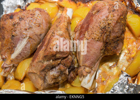 Avec le dîner au four dans la cuisse d'aluminium et les pommes de terre en Turquie Banque D'Images