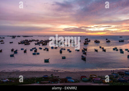 Coucher de soleil au port de Mui Ne, Vietnam Banque D'Images