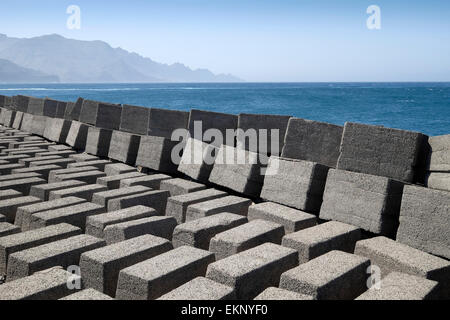 Blocs de béton rectangulaires génie dur utilisé pour limiter l'érosion côtière, Puerto de las Nieves, Gran Canaria, Espagne Banque D'Images