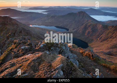En regardant le Massif du Snowdon à l'aube, le parc national de Snowdonia, Pays de Galles, Royaume-Uni Banque D'Images