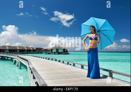 Femme sur une plage jetée à Maldives Banque D'Images