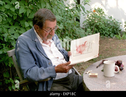 Fichier - Un fichier photo datée du 05 août 2006 indique le prix Nobel Allemand Guenter Grass romancier feuilleter les pages de son livre 'Haeuten Haus der Zwiebel' dans le jardin de sa maison de vacances sur l'île de Moen, Danemark. Maison d'édition de Goettingen confirmé vécu le 13 avril 2015 la mort de Guenther l'herbe. Photo : Matthias Hoenig/dpa Banque D'Images