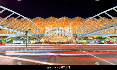 Portugal, Lisbonne : l'éclairage nocturne à la gare do Oriente moderne garé en ville orientale partie Parque das Nacoes Banque D'Images