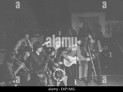 Delaney & Bonnie & Friends music concert à Birmingham Town Hall 4e décembre 1969. Jim : avec trompette, Bobby Whitlock sur les touches, l'Ocre Carl bass, Bobby Keys sax, Bonnie Bramlett, George Harrison à l'arrière, Delaney Bramlett et Eric Clapton. Banque D'Images