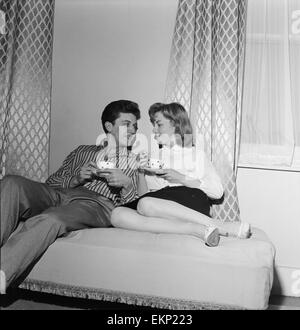 La chanteuse pop britannique Terry Dene réunies avec sa femme Edna Savage à son appartement à Gloucester Place, après qu'il a reçu son congé de l'armée. 27 mars 1959. Banque D'Images