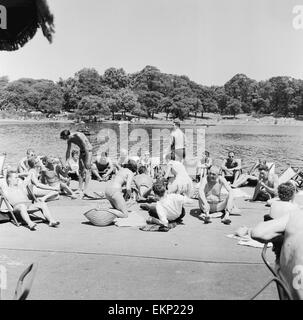 Sex météo à Hyde Park Lido. Les foules au soleil au bord de la Serpentine. 1er juillet 1957. Banque D'Images