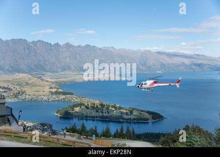 Vol en hélicoptère au-dessus du lac Wakatipu, Queenstown, île du Sud, Nouvelle-Zélande. Banque D'Images