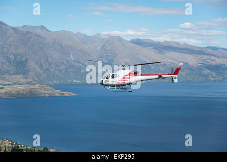 Vol en hélicoptère au-dessus du lac Wakatipu, Queenstown, île du Sud, Nouvelle-Zélande. Banque D'Images