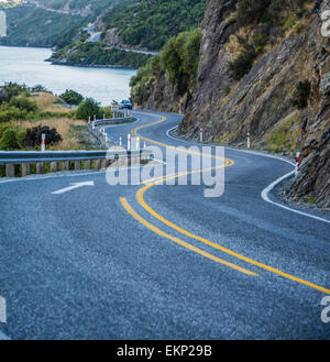 La route 6 qui suit les rives du lac Wakatipu, Queenstown, île du Sud, Nouvelle-Zélande. Banque D'Images