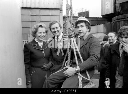 Margaret Thatcher va à Lambeth pour aider M. Jerry Hanley dans l'élection partielle. Mme Thatcher sur une échelle parle à Chris Cowland Steeplejack Stagiaire, âgé de 33 ans, à partir de Gosport, Hampshire. L'homme au centre est Pierre Hanley, député Avril 1978 78-1887-002 Banque D'Images