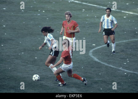 Coupe du Monde 1982 Groupe Trois match à Barcelone, Espagne. Argentine 0 / Belgique 1. Mario Kempes a contesté l'Argentine par Frank Vercauteren. 13 juin 1982. Banque D'Images