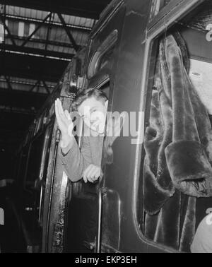 La chanteuse pop britannique Terry Dene forme de la fenêtre du chariot pendant qu'il part pour Winchester caserne où il commence ses deux années de service dans l'armée. 24 janvier 1959. Banque D'Images