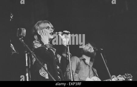 Delaney & Bonnie & Friends music concert à Birmingham Town Hall 4e décembre 1969. Remarque : Les Concerts effectués en faible lumière sans flash photography admis *** *** Local Caption Delaney Bramlett Bonnie Bramlett Banque D'Images