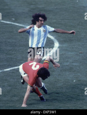 Coupe du Monde 1982 Groupe Trois match à Barcelone, Espagne. Argentine 0 / Belgique 1. Mario Kempes l'Argentine avec Eric Gerets. 13 juin 1982. Banque D'Images