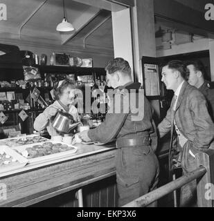 La chanteuse pop britannique Terry Dene la file pour son repas à la cantine à la Winchester comme caserne il commence ses deux années de service dans l'armée. 16 janvier 1959. Banque D'Images