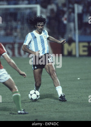 Coupe du Monde 1982 Groupe Trois match à Alicante, Espagne. Argentine 4 v Hongrie 1. Mario Kempes de l'Argentine sur la balle. 18 juin 1982. Banque D'Images