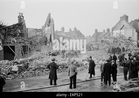 V2 Rocket incident à Farrant Avenue, Seigneurie Lane, le bois vert. Aider les chiens chercher des survivants. Le 3 mars 1945. Banque D'Images