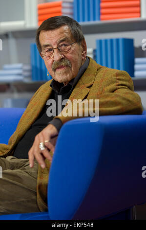 Fichier - Un fichier photo datée du 08 octobre 2010 indique le prix Nobel Allemand Guenter Grass romancier durant la foire du livre de Francfort à Francfort-sur-Main, Allemagne. Maison d'édition de Goettingen confirmé vécu le 13 avril 2015 la mort de Guenther l'herbe. Photo : Arno Burgi/dpa Banque D'Images