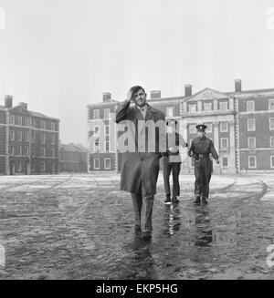 La chanteuse pop britannique Terry Dene en entrée de la Caserne de Winchester avant de commencer ses deux années de service dans l'armée. 16 janvier 1959. Banque D'Images