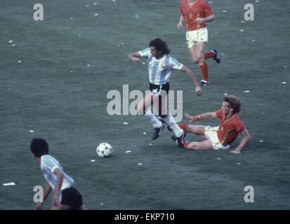 Coupe du Monde 1982 Groupe Trois match à Barcelone, Espagne. Argentine 0 / Belgique 1. Mario Kempes argentine a abordé par Ludo Coeck. 13 juin 1982. Banque D'Images