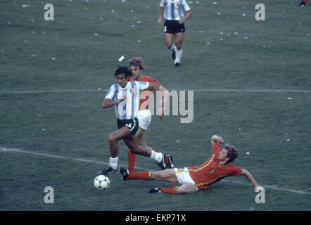 Coupe du Monde 1982 Groupe Trois match à Barcelone, Espagne. Argentine 0 / Belgique 1. Mario Kempes argentine a abordé par Ludo Coeck. 13 juin 1982. Banque D'Images