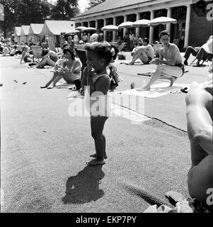 Sex météo à Hyde Park Lido. Les foules au soleil au bord de la Serpentine. 1er juillet 1957. Banque D'Images