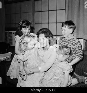 La chanteuse américaine Connie Francis, qui est en tête de liste au London Palladium TV Show ce soir, a pris sous son aile, la famille Wood de Battersea, nos images, de gauche à droite, Lorraine (10 ans), Yvonne (3 ans) sur le tour de Connie, Valérie (5 ans) et Alan à 9 ans, dimanche 23 octobre 1960. Banque D'Images