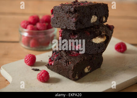 Brownie au chocolat blanc et framboise Banque D'Images