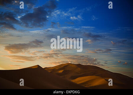 Lever du soleil sur les dunes de l'Erg Chebbi, Merzouga, Maroc Banque D'Images
