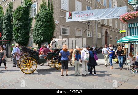 Les touristes visite touristique à Salzbourg en passant par au Café Tomaselli Banque D'Images