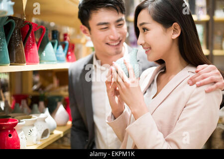 Jeune couple l'achat de souvenirs dans une boutique de cadeaux Banque D'Images