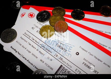 Des pièces en haut de série de billets d'Air Canada de Toronto à Johannesburg en passant par l'aéroport de Francfort. Banque D'Images