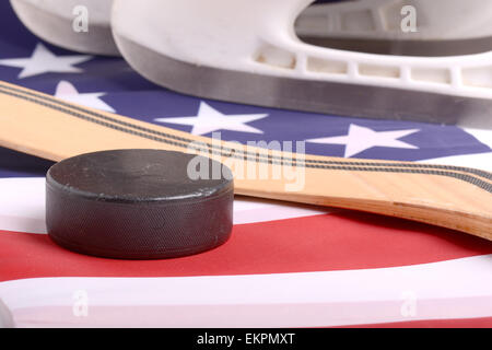 Rondelle, patins et bâton de hockey du drapeau américain Banque D'Images