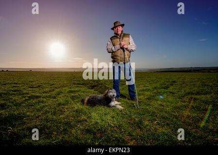 Darren Greenfield - Berger sur les South Downs avec sa belle Colley barbu et le chien de berger les agneaux nouveau-nés. Banque D'Images