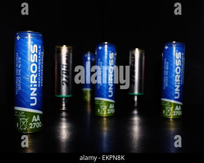 Une sélection de piles AA rechargeables photographié sur un fond noir. Banque D'Images