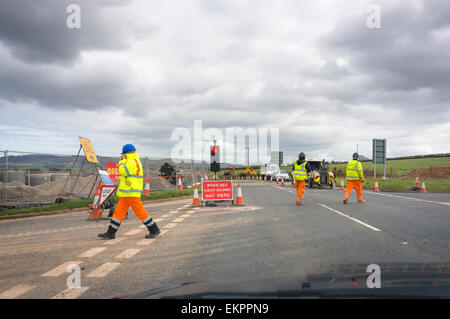 Les travaux routiers et la construction de routes les travailleurs sur les routes de campagne, England, UK Banque D'Images