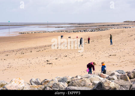 Les gens sur la plage de Minehead, côte du Somerset au printemps Banque D'Images