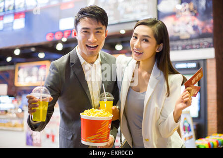 Jeune couple aller au cinéma Banque D'Images