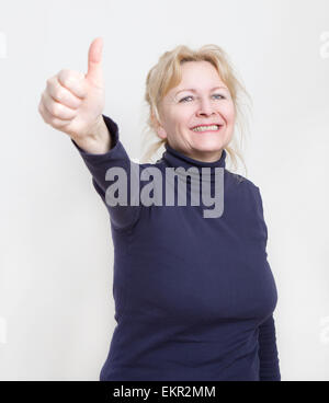Une femme plus âgée serait showing Thumbs up Banque D'Images