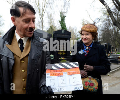 Tournage du film sur la star de cinéma tchécoslovaque Lida Baarova commence dans le cimetière Olsany, Prague, République tchèque, le 13 avril 2015. Sur la photo de gauche : Pavel Kriz et Simona Stasova. Le rôle principal dans le film tchèque préparée sur Baarova actrice, qui était maîtresse de l'Allemagne nazie, Ministre de la propagande Joseph Goebbels avant la guerre, va jouer l'actrice slovaque Tana. Pauhofova Banque D'Images