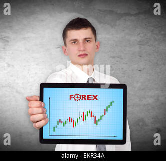 Businessman holding pavé tactile avec graphique forex Banque D'Images