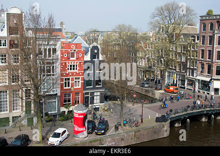 Belle scène au bord du canal unique avec maisons haute et étroite donnant sur les canaux et bridge à Amsterdam. Banque D'Images