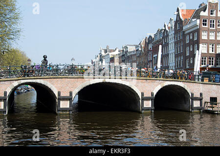 Torensluis Bridge, pont le plus vieux de la ville, sur le canal Singel, à Amsterdam. Banque D'Images