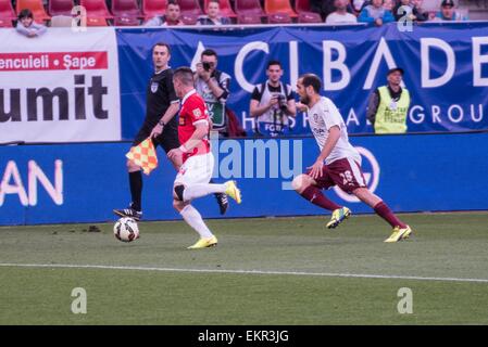 11 avril 2015 : Steliano Filip # 94 du Dinamo Bucarest et Joao Amaral Marques Coimbra # 28 de Rapid Bucarest en action au cours de la Liga I jeu entre FC Dinamo Bucarest ROU et FC Rapid Bucarest ROU au plan national, la Roumanie ROU. Catalin Soare/www.sportaction.ro Banque D'Images