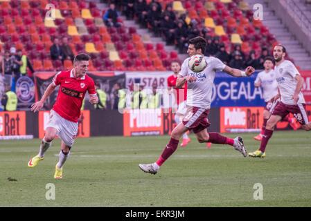 11 avril 2015 : Steliano Filip # 94 du Dinamo Bucarest et Daniel Niculae # 21 de Rapid Bucarest en action au cours de la Liga I jeu entre FC Dinamo Bucarest ROU et FC Rapid Bucarest ROU au plan national, la Roumanie ROU. Catalin Soare/www.sportaction.ro Banque D'Images