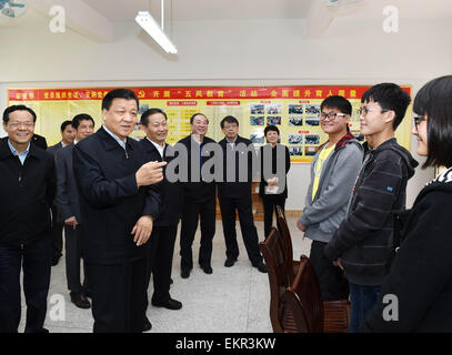 (150413) -- BEIJING, 13 avril 2015 (Xinhua) -- Liu Yunshan, (L'avant), un membre du Comité permanent du Bureau politique du Parti communiste chinois (PCC) et secrétaire du Comité central du Secrétariat du Comité central du PCC, parle aux étudiants lors de l'inspection de Yulin Senior High School sur sa partie travaux de construction à Yulin, Chine du Sud, région autonome Zhuang du Guangxi, le 12 avril 2015. Liu avait une tournée d'inspection dans le Guangxi du 11 au 13 avril. (Xinhua/Rao Aimin)(wjq) Banque D'Images