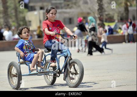 Le Caire, Égypte. 13 avr, 2015. Les enfants égyptiens avec leurs familles jouer à un jardin au Caire le 13 avril 2015. Les égyptiens célèbrent la Sham El Nessim, ou le Festival de brise de printemps, qui marque le début du printemps Crédit : Amr Sayed/APA/Images/fil ZUMA Alamy Live News Banque D'Images